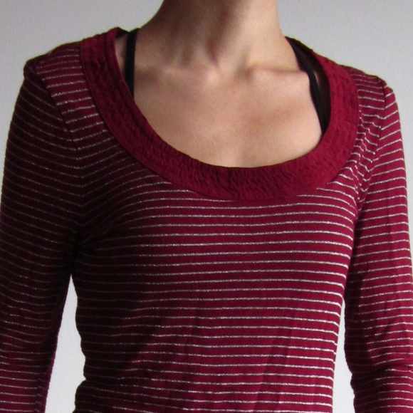 🎁 Free with purchase 🎁 Banana Republic - Red With Silver Striped Shirt - Picture 3 of 4